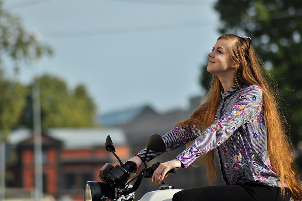 Devojka vozi moped