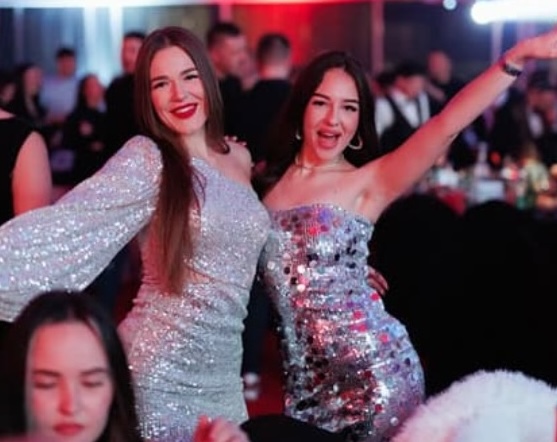 devojke na novogodisnjoj zabavi