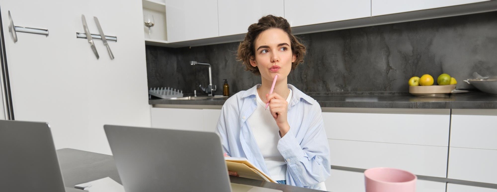 zena razmislja o svojim odlukama