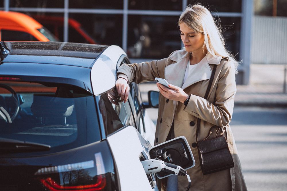 zena puni automobil na struju